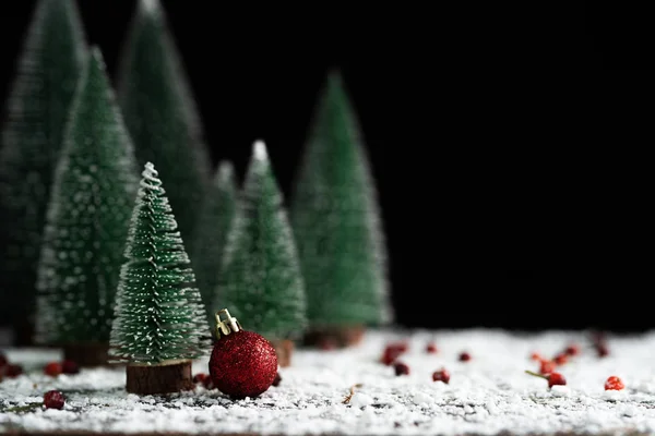 Noel - Karda çam ağacı Siyah arka planda — Stok fotoğraf
