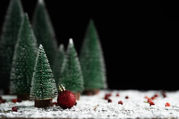 Weihnachten - Kiefer auf schneeschwarzem Hintergrund — Stockfoto