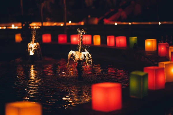 Kaarsen en lantaarns op het Lantaarn Festival 's nachts — Stockfoto