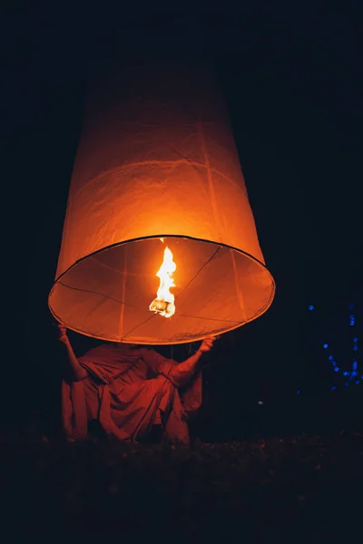 Éclairage bougies, lanternes dans le ciel la nuit dans la lanterne Fe — Photo