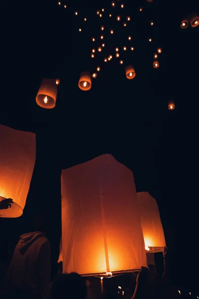 Zapalanie świec, latarnie na niebie w nocy w Latarni Fe — Zdjęcie stockowe