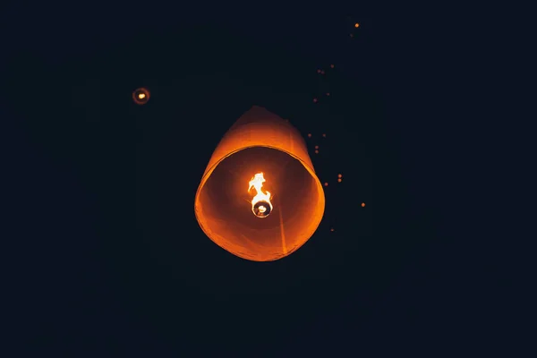 Encendiendo velas, linternas en el cielo por la noche en la Linterna Fe — Foto de Stock