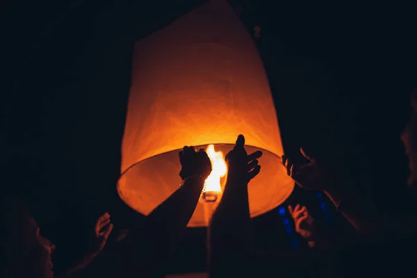 Éclairage bougies, lanternes dans le ciel la nuit dans la lanterne Fe — Photo