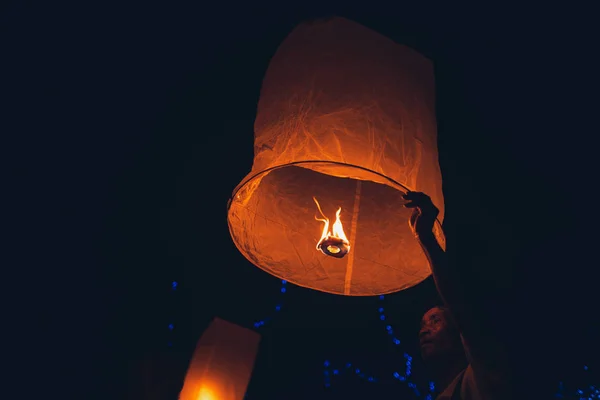 Світло свічок, ліхтарів у небі вночі в Lantern Fe — стокове фото