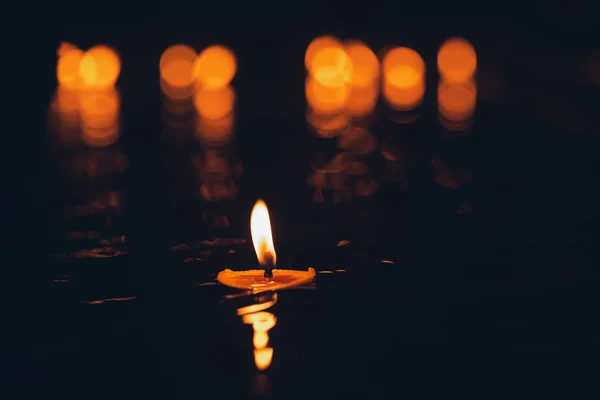 Свічки та ліхтарі на фестивалі "Ліхтар" вночі. — стокове фото