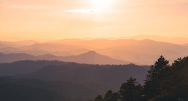 Akşamın güzel aydınlığında soyut bir dağ.