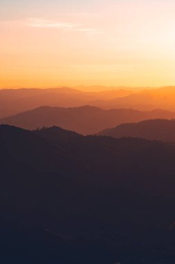 Akşamın güzel aydınlığında soyut bir dağ.