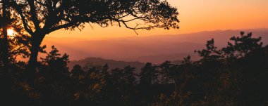 Akşamın güzel aydınlığında soyut bir dağ.