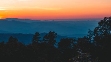 Akşamın güzel aydınlığında soyut bir dağ.