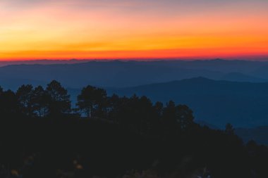 Akşamın güzel aydınlığında soyut bir dağ.