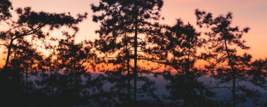 Akşamın güzel aydınlığında soyut bir dağ.