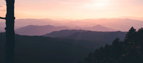 Schöner abstrakter Berg im abendlichen schönen Licht und c — Stockfoto