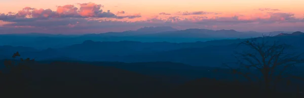 "Абстрактная гора" в вечернее время - свет и с — стоковое фото