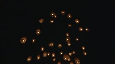 Mum yakmak, fener festivalinde gece gökyüzünde fener yakmak.