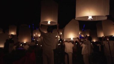 Mum yakmak, fener festivalinde gece gökyüzünde fener yakmak.