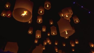 Mum yakmak, fener festivalinde gece gökyüzünde fener yakmak.