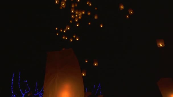 Zapalanie świec, latarnie na niebie w nocy na Festiwalu Latarni — Wideo stockowe