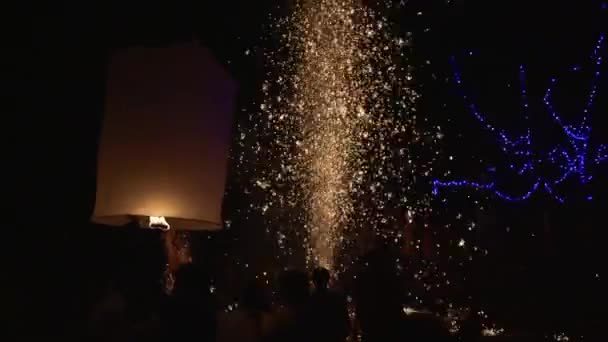 Éclairage des bougies, lanternes dans le ciel la nuit dans le festival des lanternes — Video