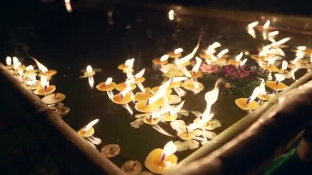 Éclairage des bougies, lanternes dans le ciel la nuit dans le festival des lanternes — Video