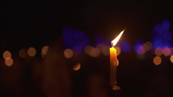 Zapalanie świec, latarnie na niebie w nocy na Festiwalu Latarni — Wideo stockowe