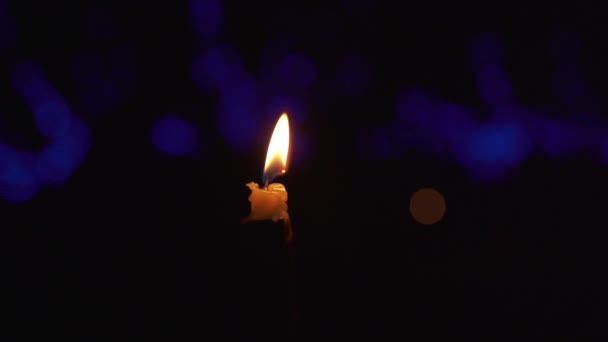 Zapalování svíček, lucerny na obloze v noci na festivalu luceren — Stock video
