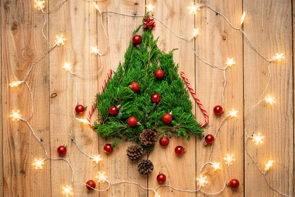 Vánoce - Šišky a větve borovic Na dřevě — Stock fotografie