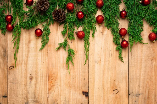 Noel - Ağaçta çam kozalakları ve dallar — Stok fotoğraf