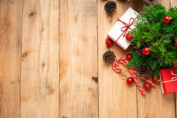 Vánoční dárková krabička - borovicové šišky a větve Na dřevě — Stock fotografie