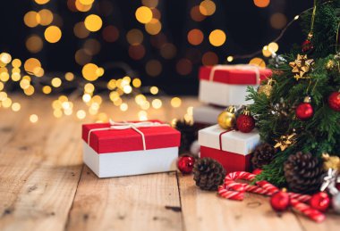 Noel hediyesi. Çam kozalakları ve dallar tahtada.