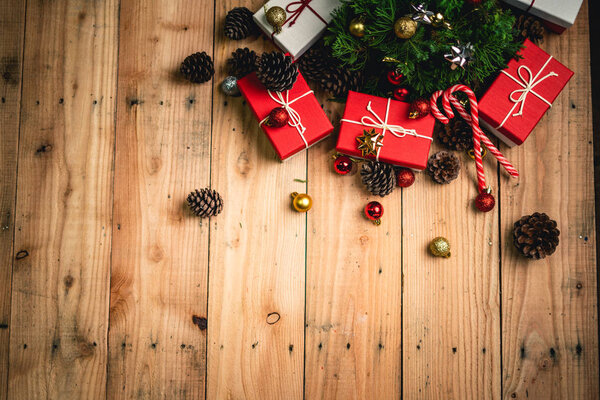 Рождественский подарок - Сосновые шишки и ветки на дереве
