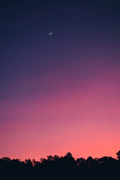 Croissant lune et beau ciel dans la soirée — Photo