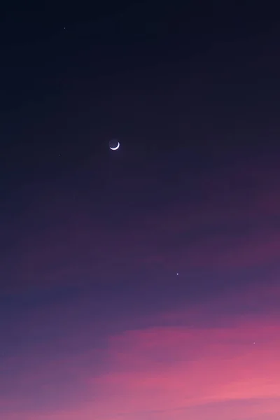 Lua crescente e céu bonito à noite — Fotografia de Stock