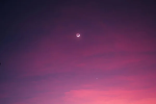 Półksiężyc i piękne niebo wieczorem — Zdjęcie stockowe