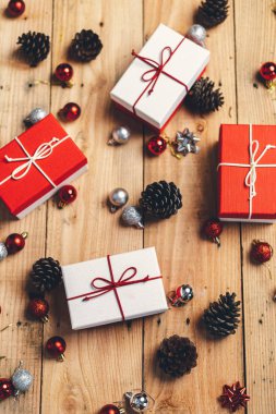 Noel hediyesi. Çam kozalakları ve dallar tahtada.