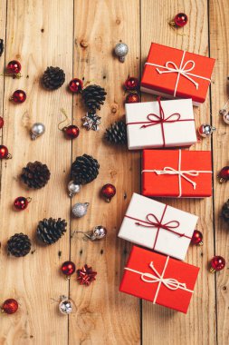 Noel hediyesi. Çam kozalakları ve dallar tahtada.