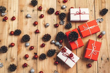 Noel hediyesi. Çam kozalakları ve dallar tahtada.