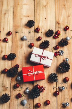 Noel hediyesi. Çam kozalakları ve dallar tahtada.