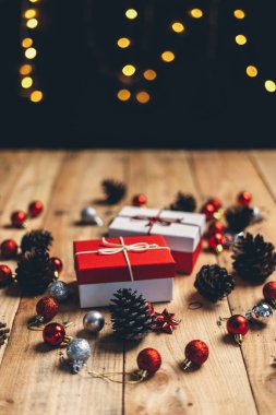 Noel hediyesi. Çam kozalakları ve dallar tahtada.