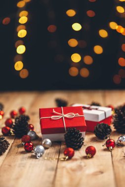 Noel hediyesi. Çam kozalakları ve dallar tahtada.