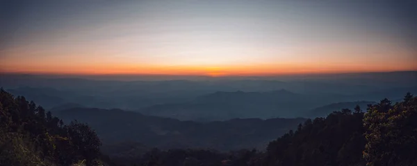 Landschaft Berge Wälder Himmel am Abend — Stockfoto