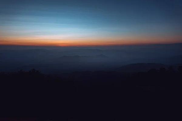 Paisaje montañas bosques cielo por la noche — Foto de Stock