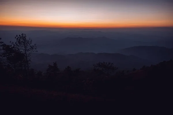 Paesaggio montagne foreste cielo la sera — Foto Stock