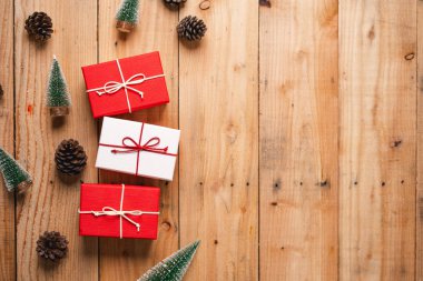 Noel hediyesi. Çam kozalakları ve dallar tahtada.