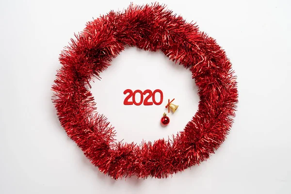 God jul, röda julpynt och det nya året 2020 — Stockfoto