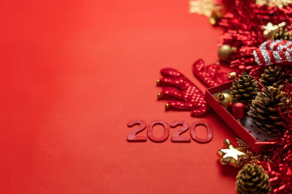 God jul, röda julpynt och det nya året 2020 — Stockfoto