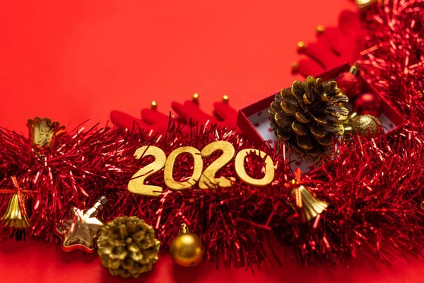 С Рождеством, красными рождественскими украшениями и новым 2020 годом. — стоковое фото