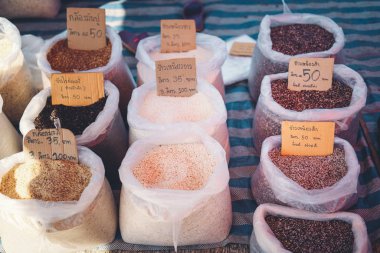 Pazardaki torbada bir sürü pirinç tohumu var.