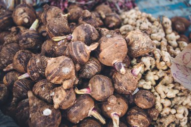 sebzeler ve patatesler taze pazarda satılıyor.