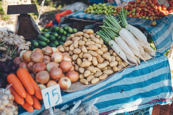 Verduras y patatas están a la venta en el mercado fresco — Foto de Stock