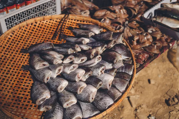 Peixe seco para venda no mercado fresco Pai — Fotografia de Stock